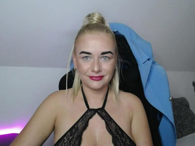 Hallo Männer! Ich bin sexsüchtig und stehe total auf irren Sex!! Wenn Du Bock auf Sex hast und 100 % auf Spass stehst, dann besuch mich unbedingt im Chat! Oh... schau mal! Bin gerade online! Also, auf was warten wir noch? Meine Hammertitten und mein nackter, geiler Körper warten auf deine Zunge.. ;)